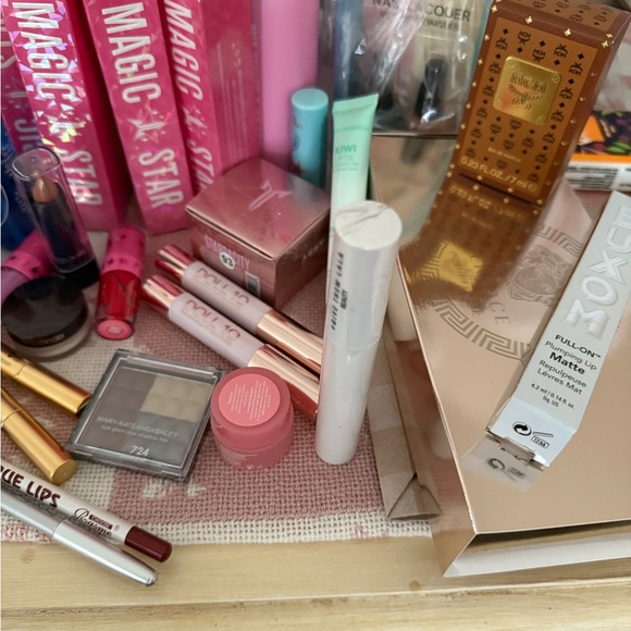 *READ DESC* Henri Bendel Customer App Giveaway With Beauty Bundle Purchase - Picture 9 of 13